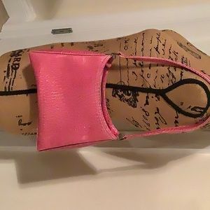 Liz Claiborne small pink hand bag. NWOT